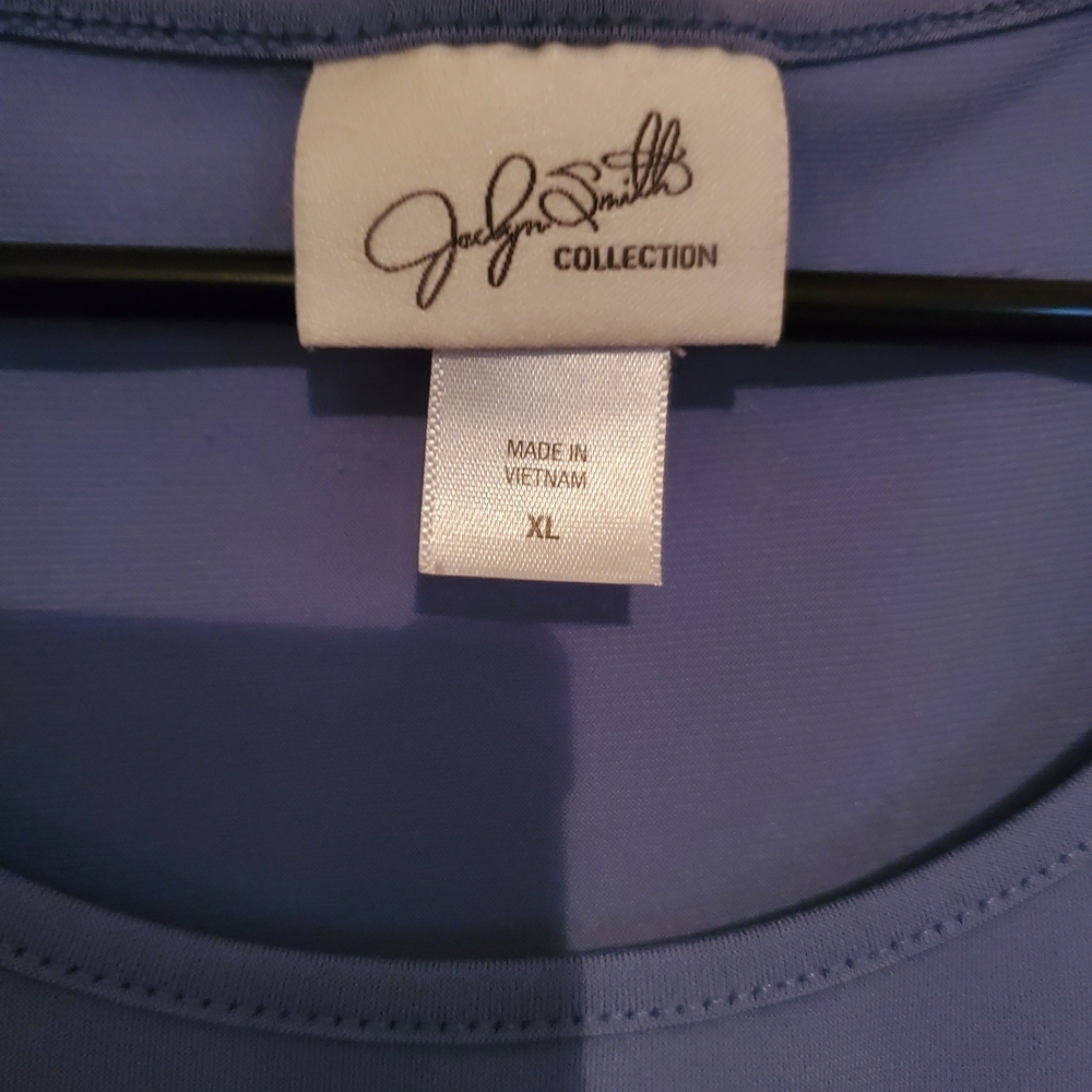 💎$3 WITH BUNDLE💎 Blouse in Soft Blue - Picture 3 of 7